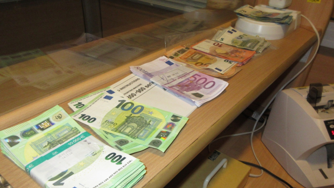 Dažādas vērtības eiro papīra banknotes 