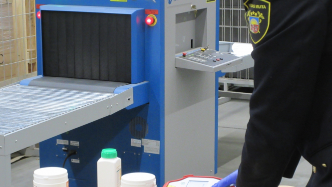 Portatīvais spektrometrs, kas tiek izmantots Lidostas MKP