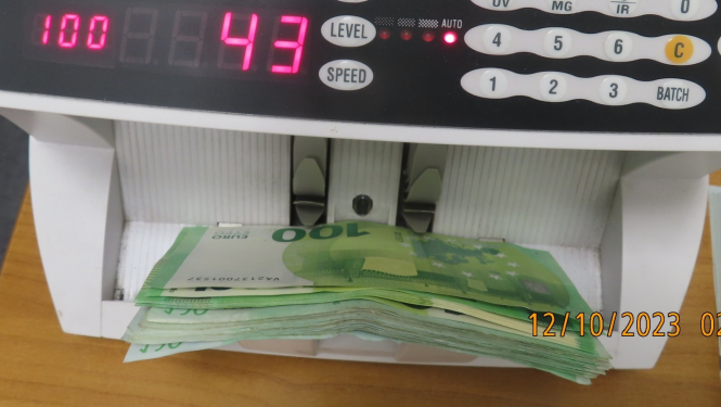 Daudz eiro banknotes naudas skaitāmajā aparātā 