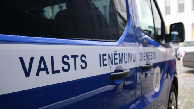 Automašīna ar uzrakstu uz sāniem '"Valsts ieņēmumu dienests"