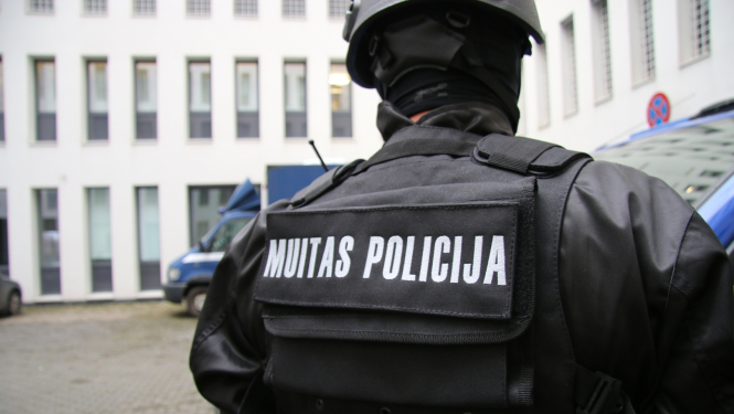 Cilvēks no mugurpuses, muitas policijas apģērbā