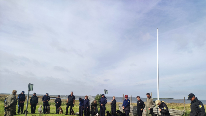 Kinologi ar narkotisko vielu meklēšanas darba suņiem, sākoties sacensībām