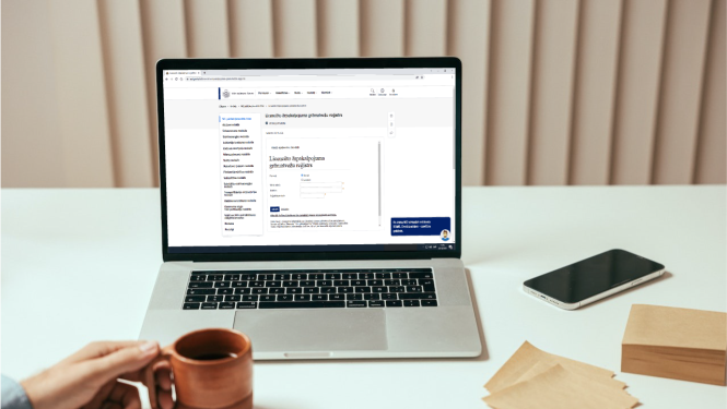 Atvērts portatīvais dators uz galda