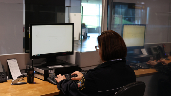 Muitas darbinieks pie datorgalda