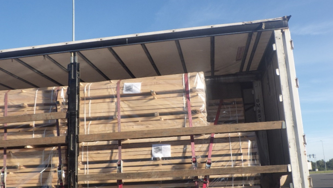 Kravas automašīna ar koka izstrādājumiem