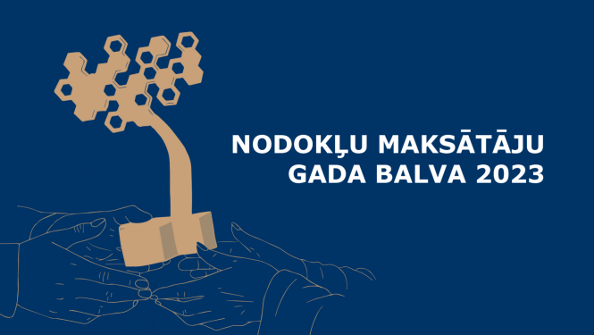 Balts teksts "Nodokļu maksātāju gada balva 2023" uz zila fona un balvas statuetes siluets