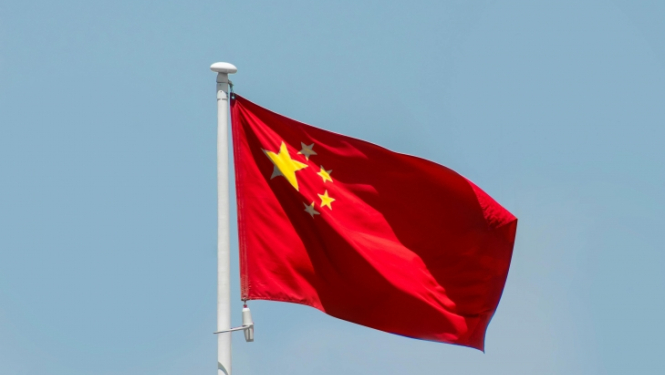 Ķīnas Tautas Republikas karogs plīvo debesīs