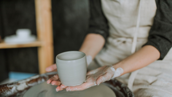 Podniece tur rokās tikko izvirpotu krūku