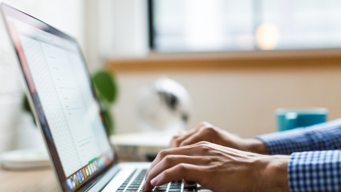 Rokas uz portatīvā datora