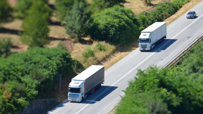 Uz lielceļa braucošas 2 kravas automašīnas