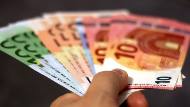 Roka ar eiro banknotēm 