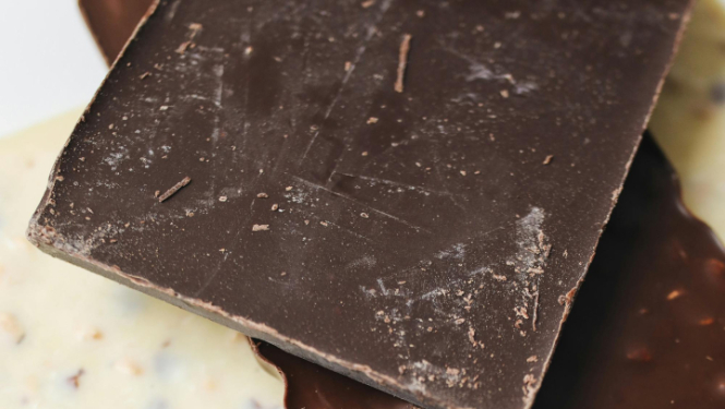 Baltās, brūnās un melnās šokolādes tāfelītes