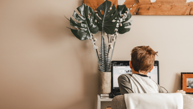 Bērns pie datorgalda