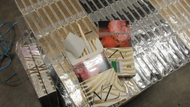 Daudz aizvērtas un viena atvērta cigarešu paciņa