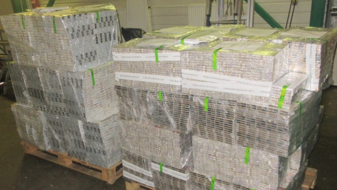  Plēvē ietīti cigarešu iepakojumi