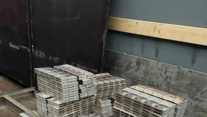 Kontrabandas cigarešu iepakojumi salikti kaudzē