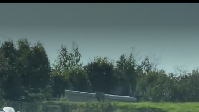 Laukumā stāv automobiļi