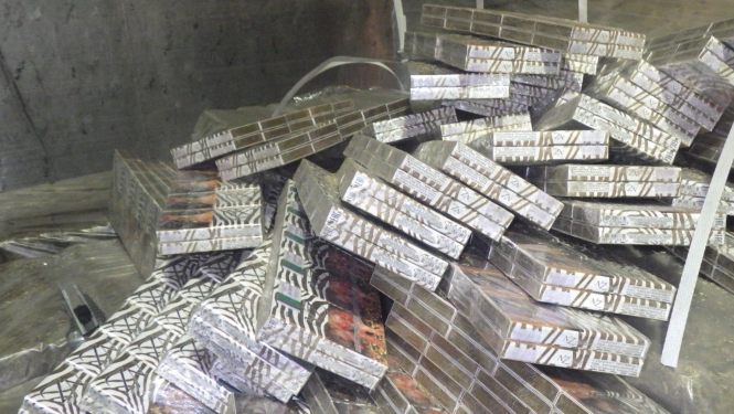 Izbērts liels daudzums cigarešu bloku 