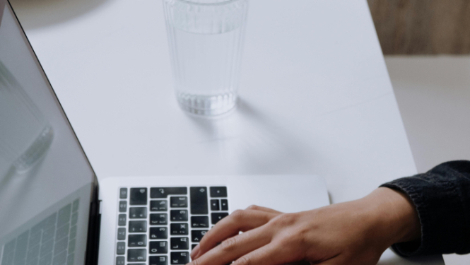 Rokas uz laptopa klaviatūras