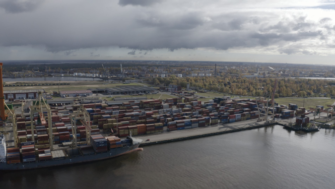 Skats no gaisa uz kuģu konteineriem ostā 