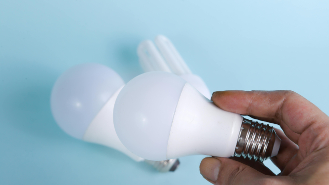 Rokā paņemta elektrības spuldzīte