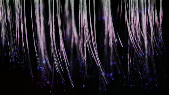 Izgaismotas stikla šķiedras uz melna fona