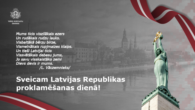 Labajā pusē Brīvības piemineklis, stūros plīvo Latvijas valsts karogs, kreisajā pusē dzejolis.