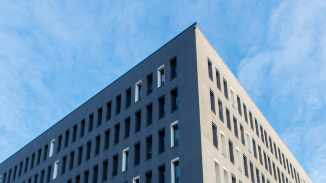 VID ēkas ieejas fasāde