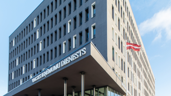 VID ēkas ieejas fasāde