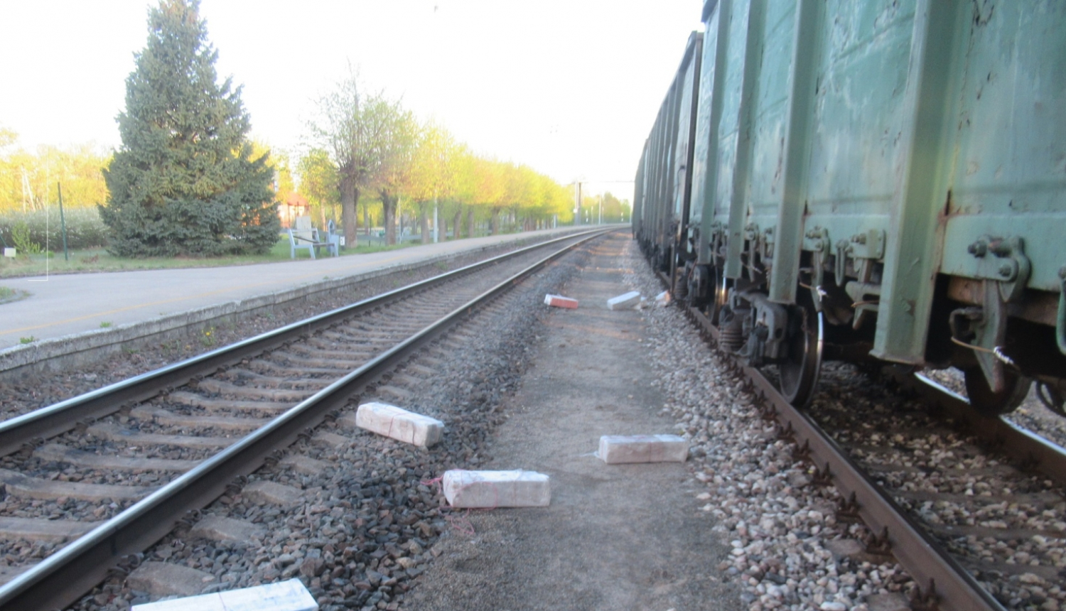 Kontrabandas cigarešu iepakojumi starp dzelzceļa sliedēm