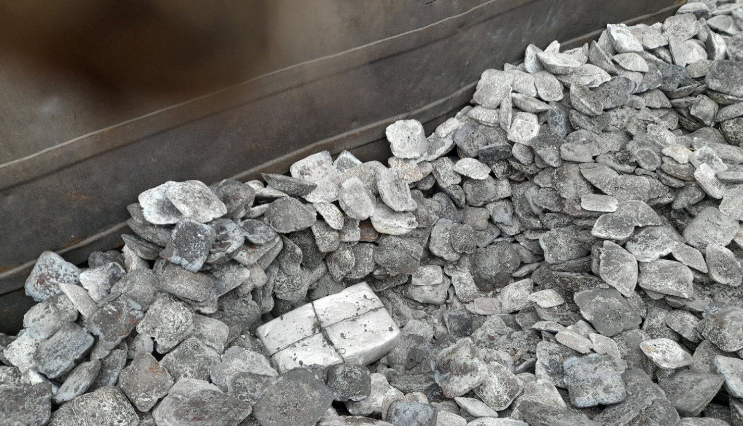 Zem čuguna gabaliem paslēpti iepakojumi ar cigaretēm