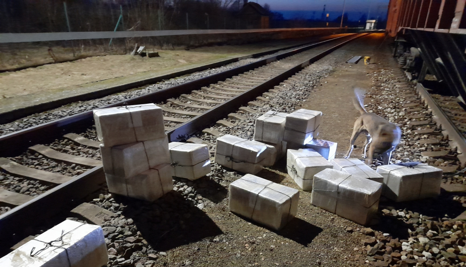 Uz dzelzsceļa sliedēm stāv lieli iepakojumi ar kontrabandas cigaretēm