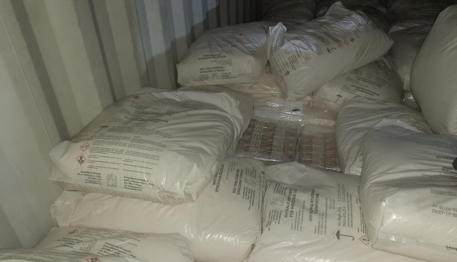 Starp baltiem maisiem paslēpti kontrabandas iepakojumi