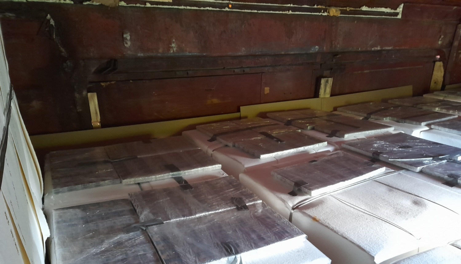 Kastēm piestiprināti kontrabandas cigarešu iepakojumi 