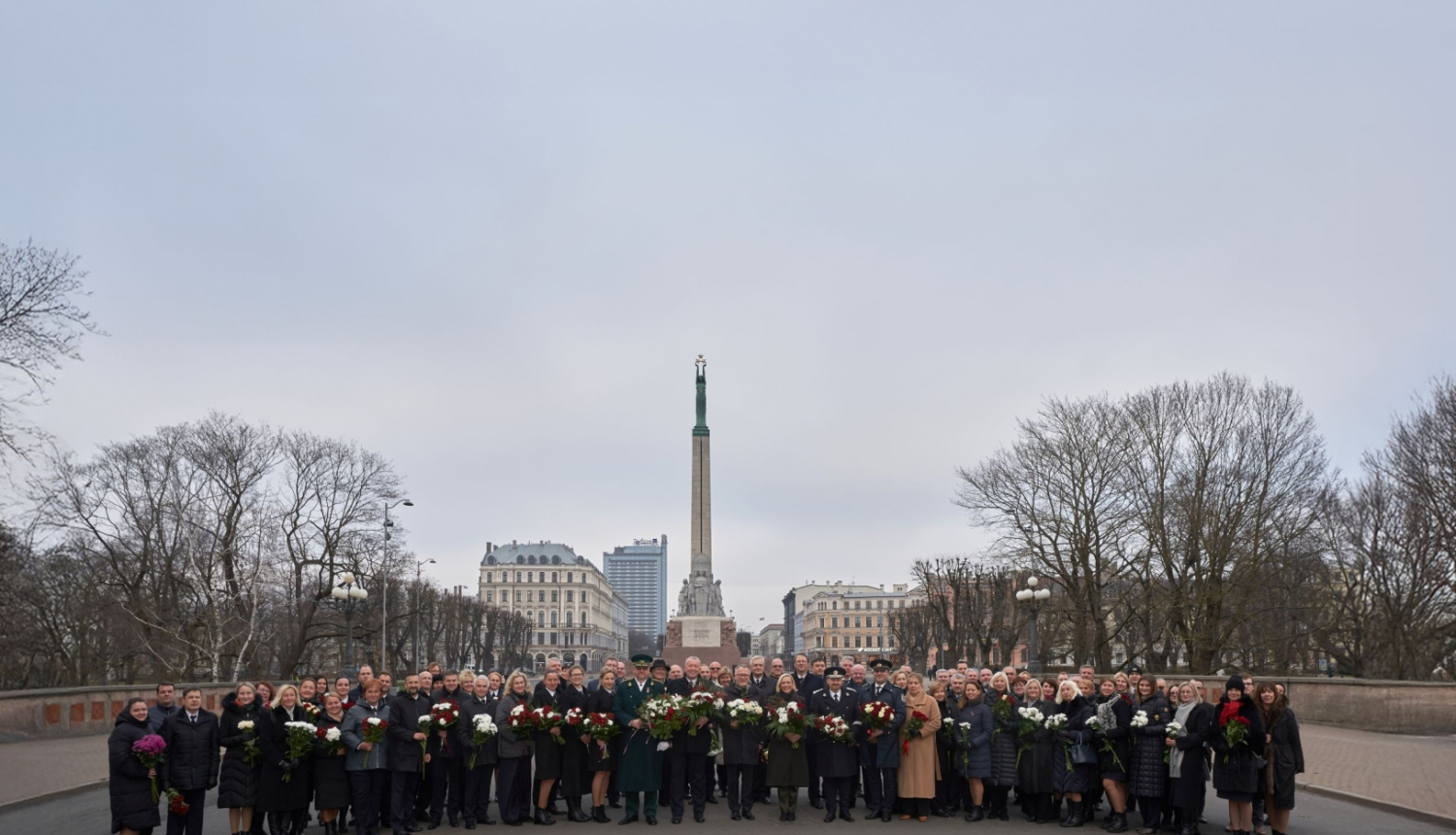 Latvijas muitas pārstāvji tās dibināšanas 105. gadadienā pie Brīvības pieminekļa