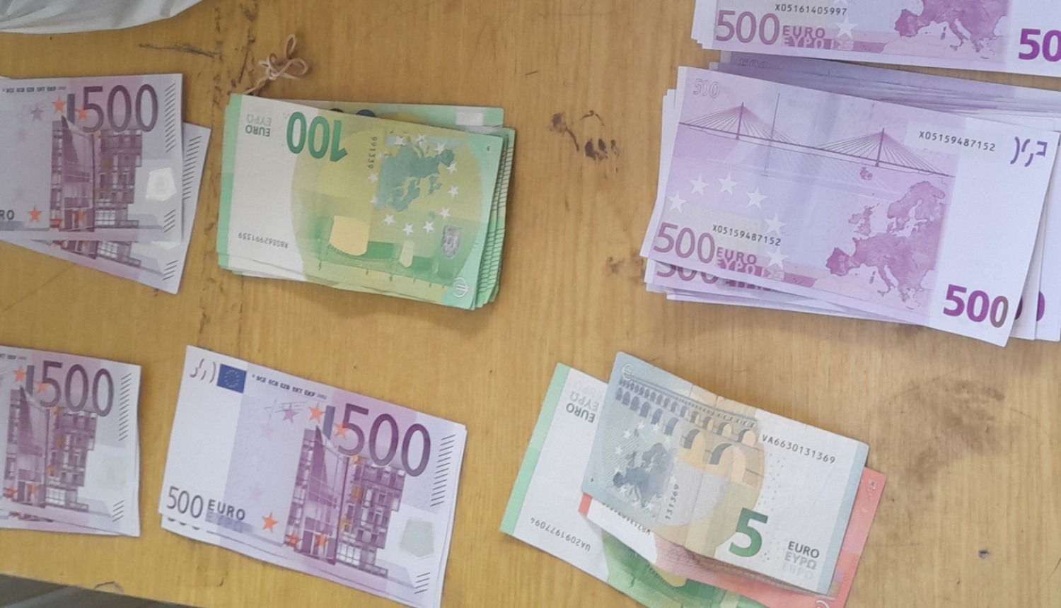 Vairākas kaudzītes ar dažādas vērtības eiro papīra nauda zīmēm 
