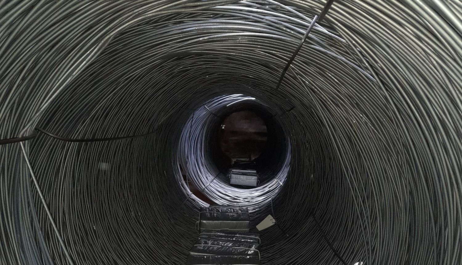 Stiepļu rituļos paslēpti iepakojumi ar kontrabandas cigaretēm