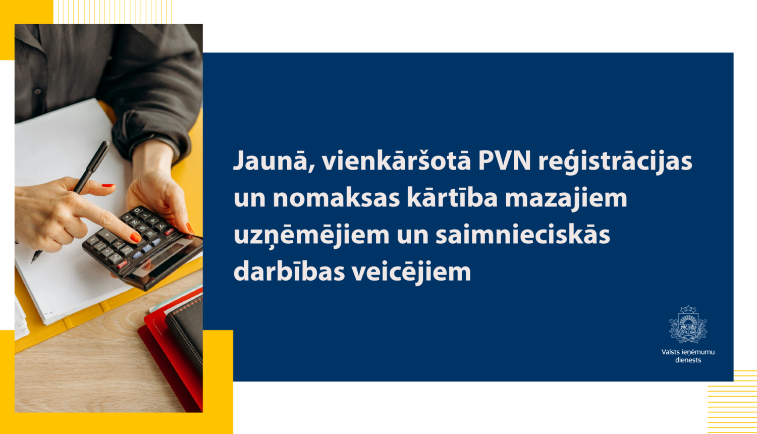 Semināra vizuālis, teksts un fonā cilvēka rokas ar kalkulatoru