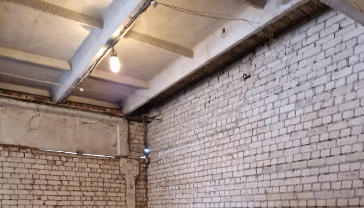 Telpā sakrautas daudz kartona kastes 