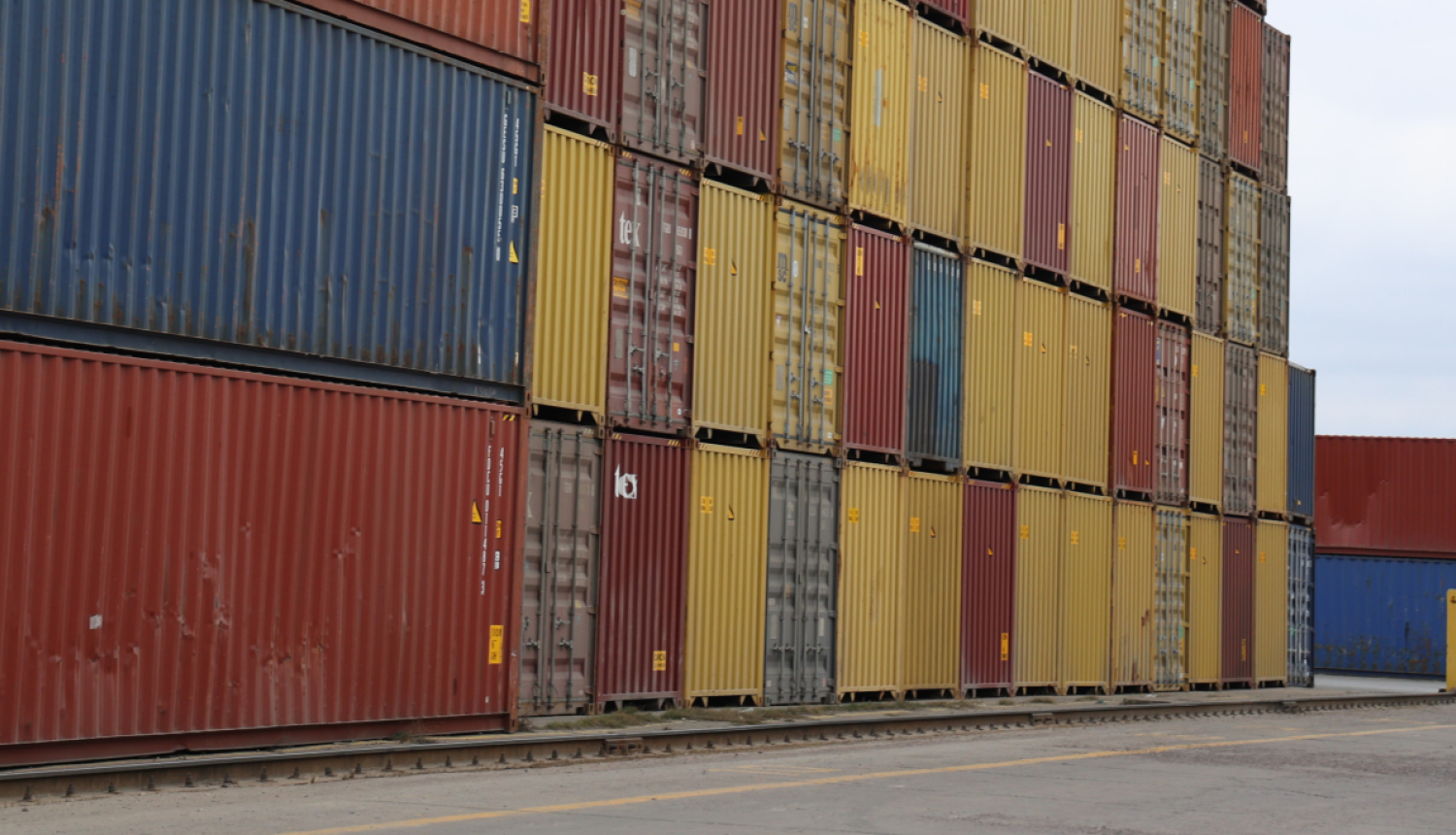 Vairāki dažādu krāsu konteineri