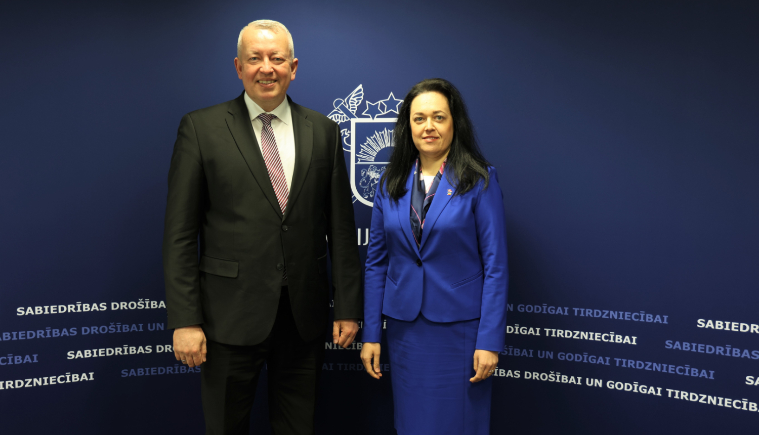 Moldovas ārkārtējā un pilnvarotā vēstniece Latvijā Mihaela Mokanu un VID ģenerāldirektora vietnieks muitas jomā, Muitas pārvaldes direktors Raimonds Zukuls