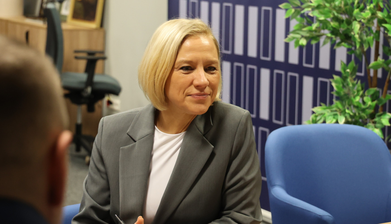 VID ģenerāldirektore Baiba Šmite-Roķe sēž pie galda