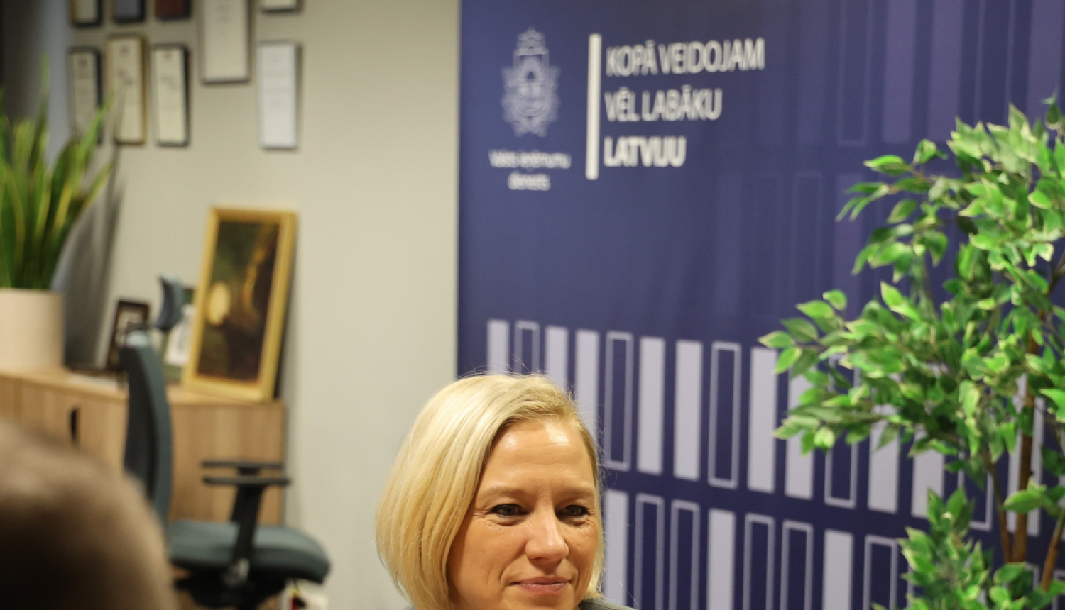 VID ģenerāldirektore Baiba Šmite-Roķe sēž pie galda