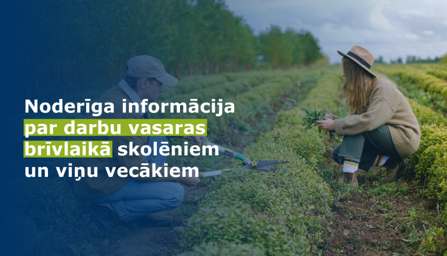 kreisajā pusē teksts, fonā divi cilvēki strādā uz lauka