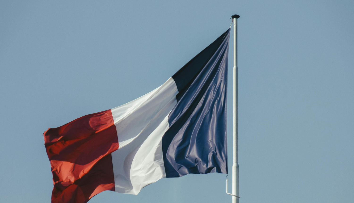 Francijas karogs plīvo zilās debesīs