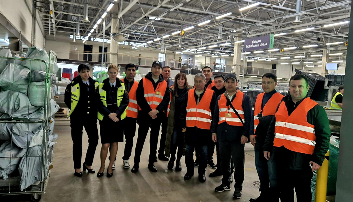 Latvijas un Centrālāzijas valstu muitas dienestu pārstāvji pēc iepazīšanās ar Lidostas MKP darbu