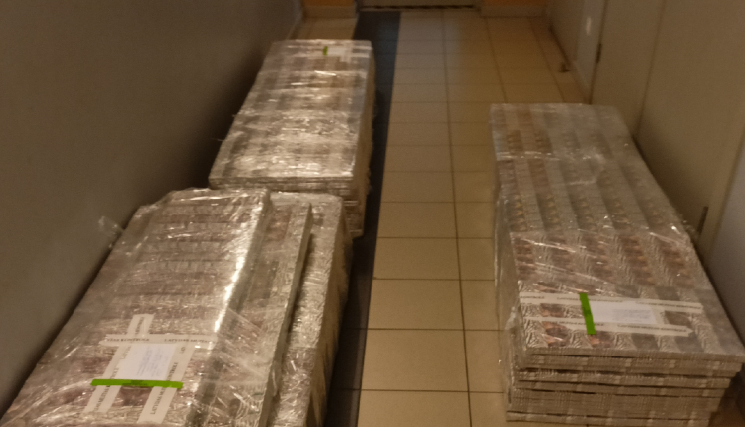 Plēvē ietīti daudz iepakojumi ar cigaretēm 