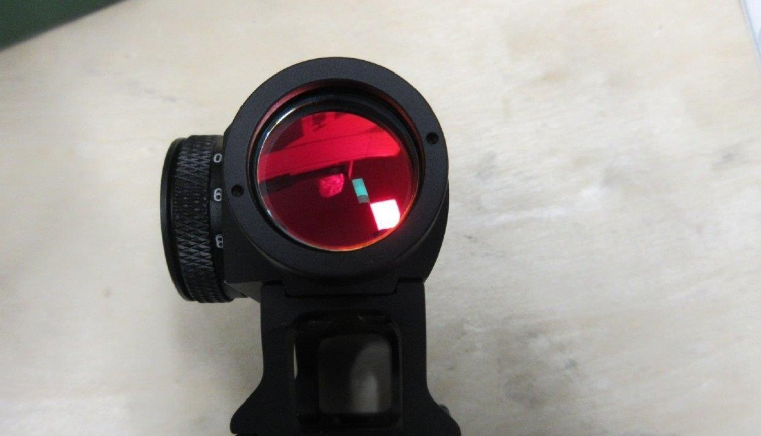 Optiskais tēmeklis pretskatā 