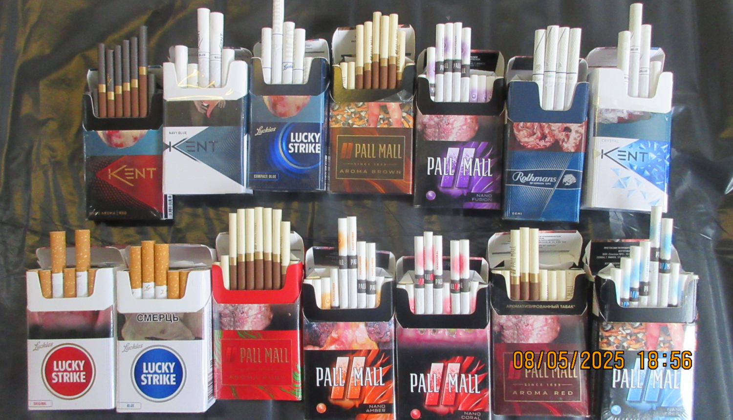 Daudz atvērtas dažādu marku cigarešu paciņas 