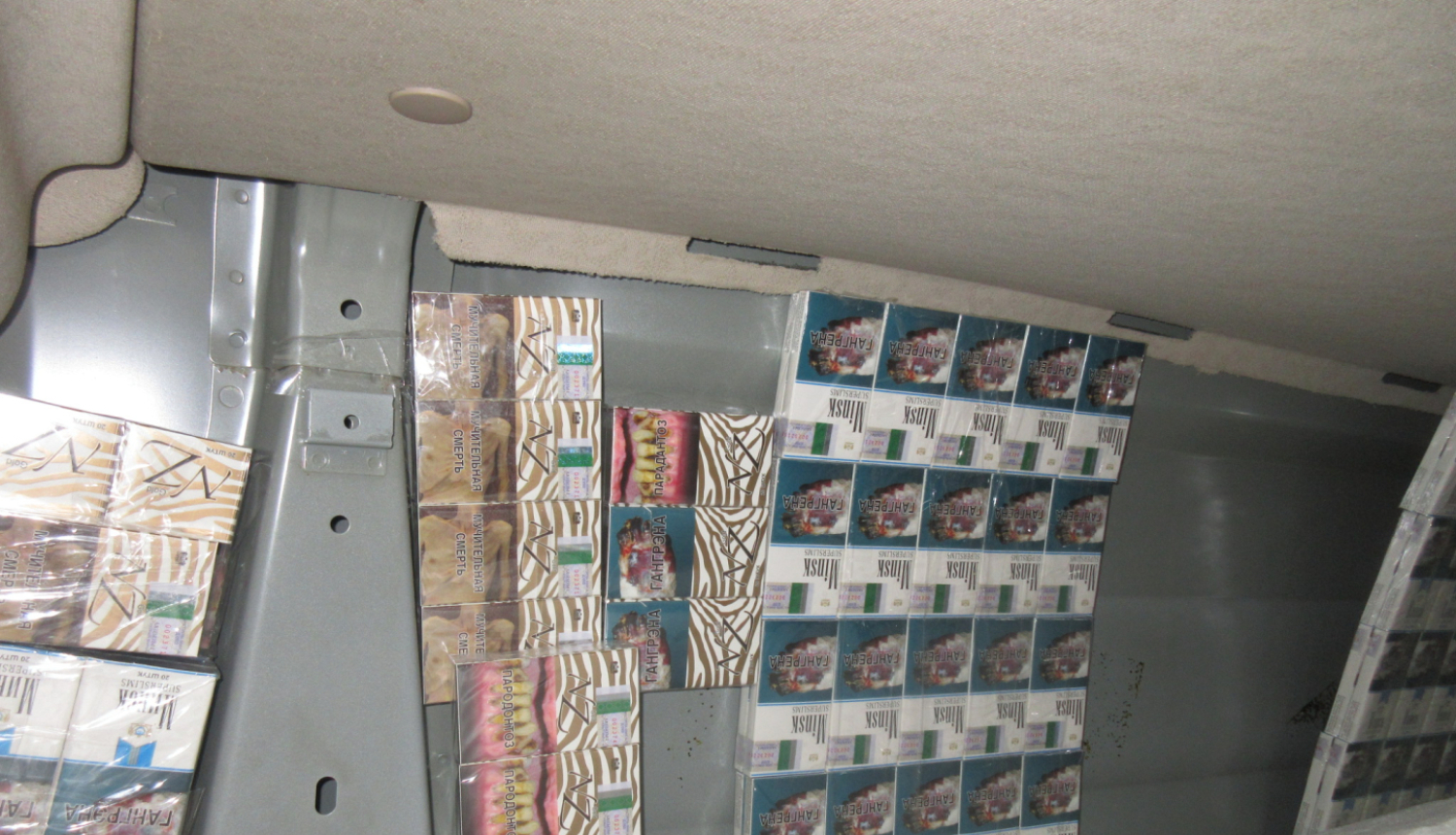 Auto sienā paslēptas daudz cigarešu paciņas 